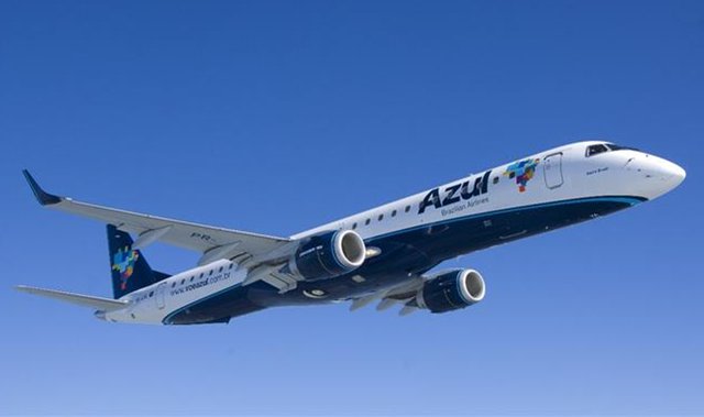 Avião Embraer EMB 195 da Azul Linhas Aéreas