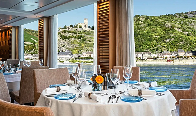 Vista das margens do rio a partir de mesa do restaurante de navio fluvial da Viking Cruises - divulgação